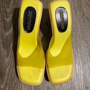 Vibrant Yellow Heeled Shoes with Sleek Design